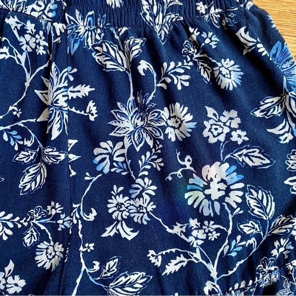 H&M High Waisted Floral Shorts - Picture 9 of 9